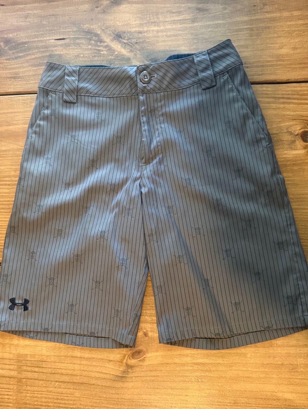 Under Armour Youth Medium Loose Fit Gray Pinstripe Golf Shorts
